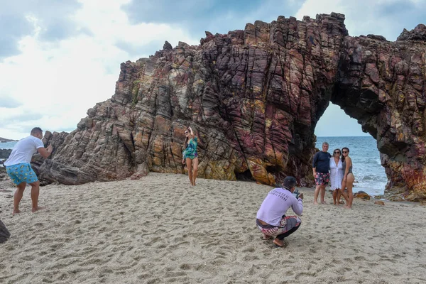 People taking a souvenir photo in front of the natural arch of J — Stock Photo, Image