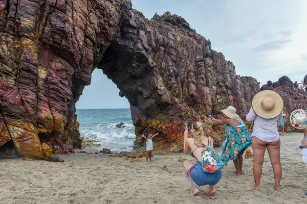 People taking a souvenir photo in front of the natural arch of J — Stock Photo, Image