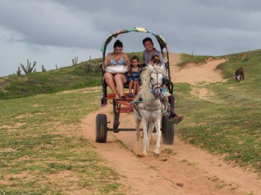 Jericoacoara o yakınlarındaki bir at arabası yla seyahat eden turistler
