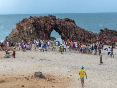Doğal önünde bir hatıra fotoğrafı çekmek için sırada insanlar 