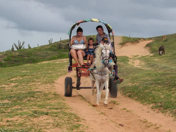 Tourists traveling in a horse-drawn carriage near Jericoacoara o — Stock Photo, Image