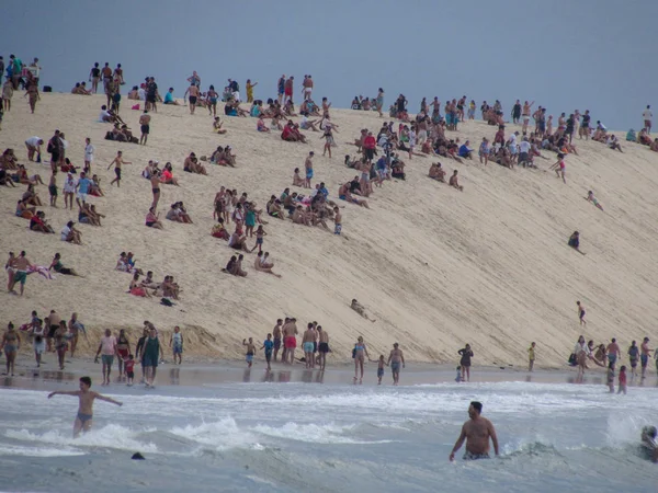 Personas sentadas en la duna de Jericoacoara para ver el atardecer —  Fotos de Stock