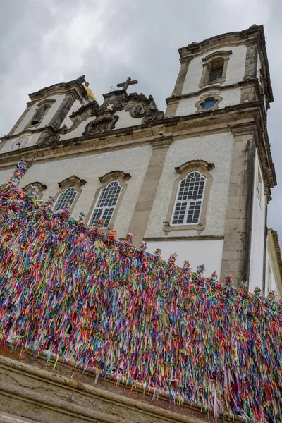 Rubans de voeux colorés devant l'église Bonfim à Salvador Bahi — Photo