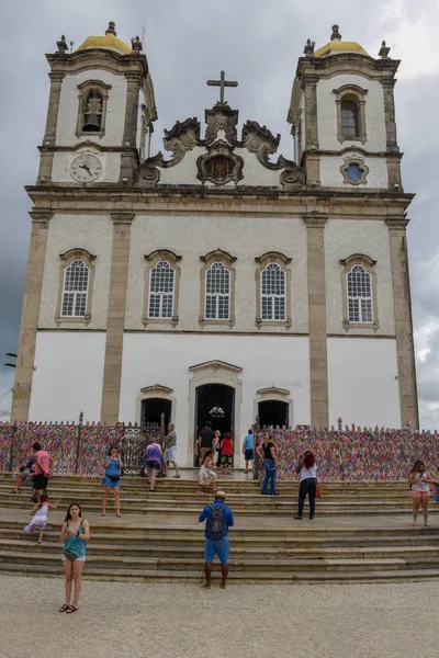 ブラジルのサルバドールバイアのボンフィム教会を訪れる人々 — ストック写真