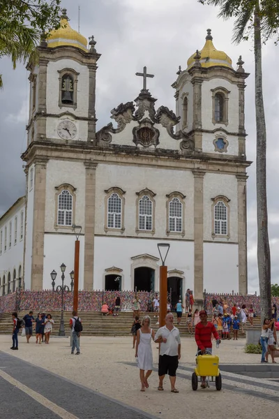 参观巴西萨尔瓦多巴伊亚邦菲姆教堂的人们 — 图库照片