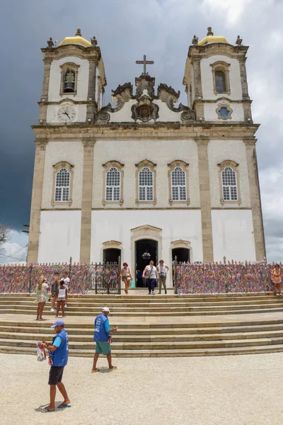 Menschen besuchen bonfim kirche in salvador bahia auf brasilien — Stockfoto