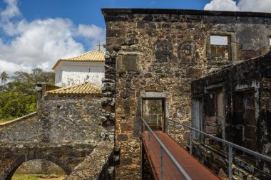 Brezilya'da Praia do Forte yakınlarındaki Garcia D'Avila kale kalıntıları