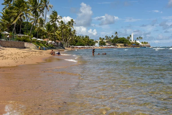 People sunbathing at Praia do Forte on Brazil — Stock Photo, Image