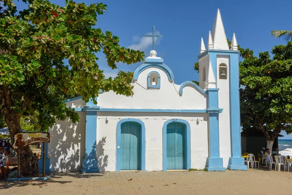 Kolonialkirche von hauptsächlich Platz im Praia do forte Strand, br — Stockfoto