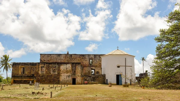García D 'Avila restos del castillo y capilla cerca de Praia do Forte, Hno. — Foto de Stock