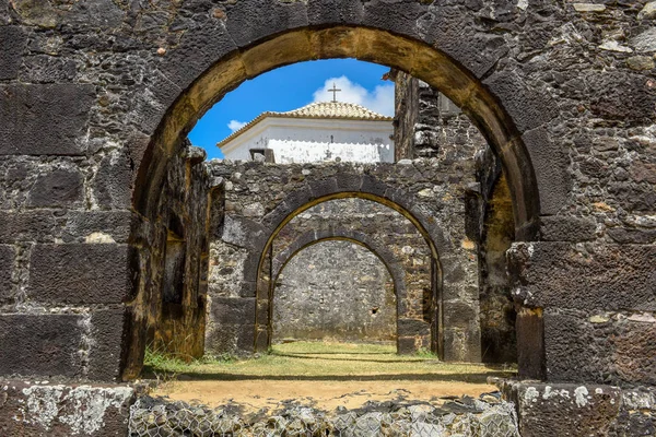 Garcia D' Avila Castle remains och kapell nära Praia do Forte, br — Stockfoto