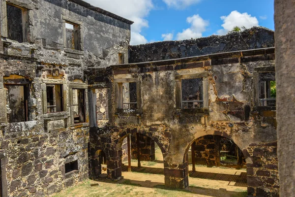 Ruines du château de Garcia D'Avila près de Praia do Forte au Brésil — Photo