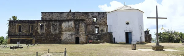 Garcia D'Avila château reste et chapelle près de Praia do Forte, Frère — Photo