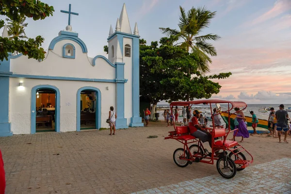Menschen besuchen die Kolonialkirche von hauptsächlich Platz in der prai — Stockfoto