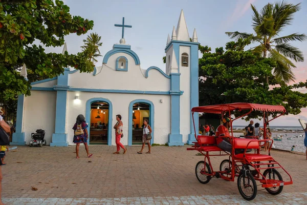 Menschen besuchen die Kolonialkirche von hauptsächlich Platz in der prai — Stockfoto