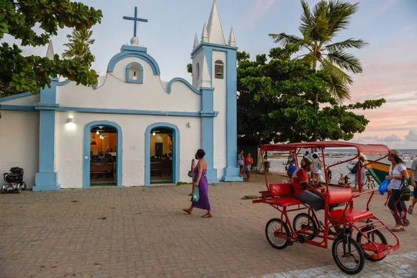 Menschen besuchen die Kolonialkirche von hauptsächlich Platz in der prai — Stockfoto