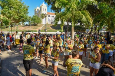 Müzik grubu Brezilya 'da Olinda Karnavalı sırasında oynuyor
