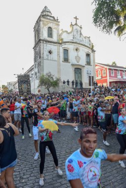 Br üzerinde Olinda Karnavalı sırasında sokaklarda insanlar geçit töreni