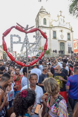 Br üzerinde Olinda Karnavalı sırasında sokaklarda insanlar geçit töreni