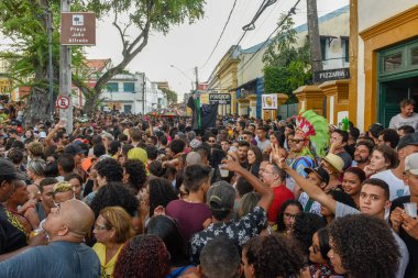 Br üzerinde Olinda Karnavalı sırasında sokaklarda insanlar geçit töreni