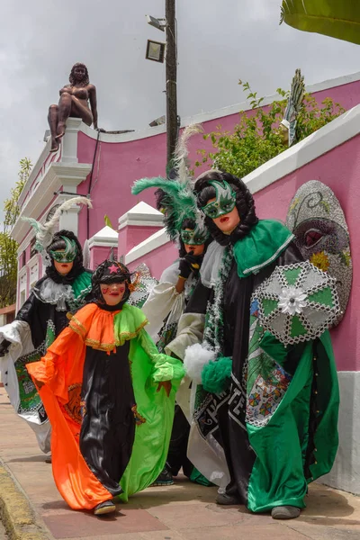 Coloridas máscaras de carnaval de Olinda, Brasil — Foto de Stock