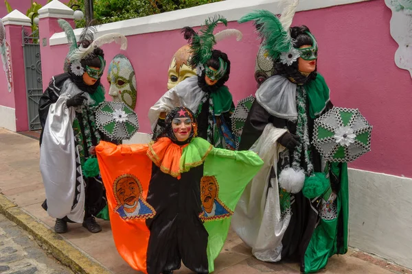 Máscaras de carnaval coloridas de Olinda, Brasil — Fotografia de Stock