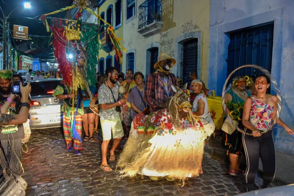 La gente desfila en las calles durante el carnaval de Olinda en el Hno. — Foto de Stock
