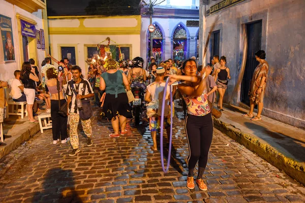 Les gens défilent dans les rues pendant le carnaval d'Olinda sur le Frère — Photo