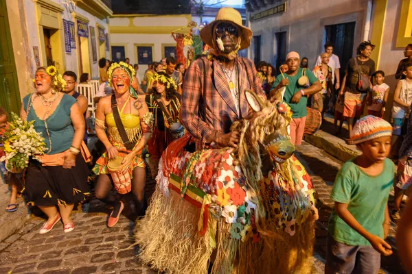 Pessoas desfilam nas ruas durante o carnaval de Olinda no Br — Fotografia de Stock
