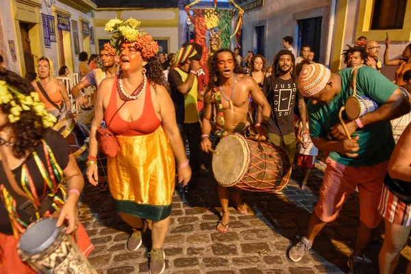 People parade in the streets during the carnival of Olinda on Br — Stock Photo, Image