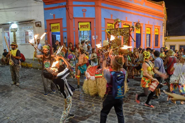 La gente desfila en las calles durante el carnaval de Olinda en el Hno. — Foto de Stock