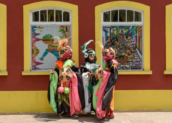 Máscaras de carnaval coloridas de Olinda, Brasil — Fotografia de Stock