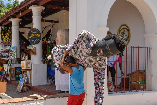 Homem carregando um boneco de carnaval em Olinda no Brasil — Fotografia de Stock