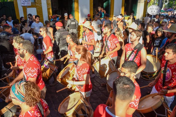 La gente desfila en las calles durante el carnaval de Olinda en el Hno. — Foto de Stock