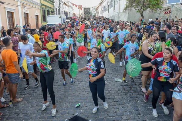 「オリンダ」においてにおいて、年のカーニバルの間、人々は通りをパレードする — ストック写真
