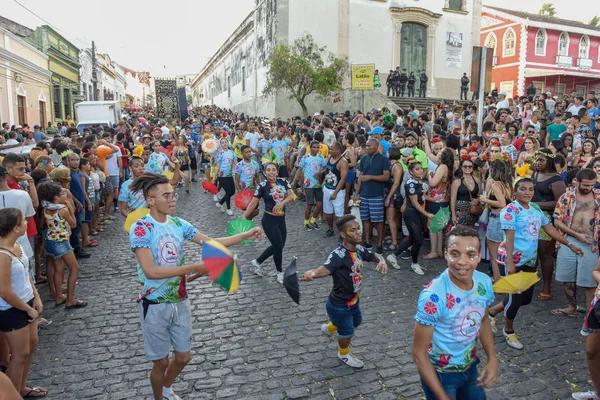 「オリンダ」においてにおいて、年のカーニバルの間、人々は通りをパレードする — ストック写真