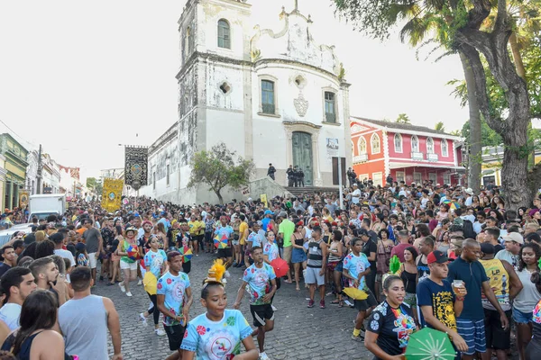 La gente desfila en las calles durante el carnaval de Olinda en el Hno. —  Fotos de Stock