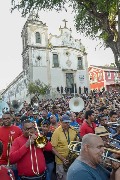 La gente desfila en las calles durante el carnaval de Olinda en el Hno. — Foto de Stock