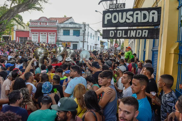 Br üzerinde Olinda Karnavalı sırasında sokaklarda insanlar geçit töreni — Stok fotoğraf