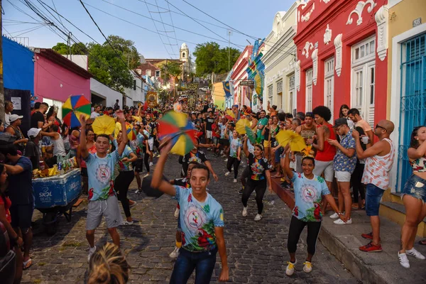 La gente desfila en las calles durante el carnaval de Olinda en el Hno. — Foto de Stock