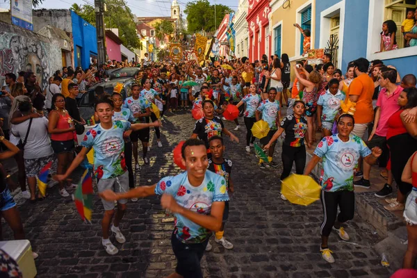 Br üzerinde Olinda Karnavalı sırasında sokaklarda insanlar geçit töreni — Stok fotoğraf