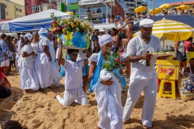 Salvador, Brezilya - 2 Şubat 2019: Brezilya'daki Salvador Bahia'da Yemanja kutlaması sırasında ki insanlar