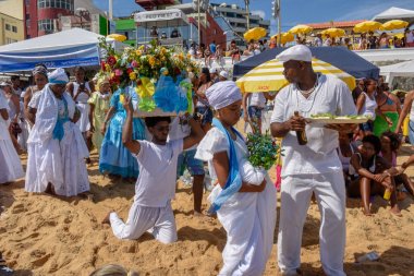 Salvador, Brezilya - 2 Şubat 2019: Brezilya'daki Salvador Bahia'da Yemanja kutlaması sırasında ki insanlar