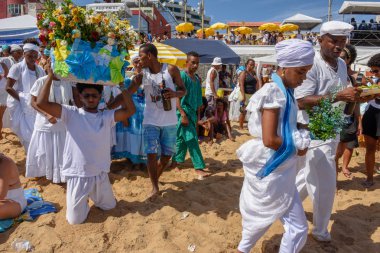 Salvador, Brezilya - 2 Şubat 2019: Brezilya'daki Salvador Bahia'da Yemanja kutlaması sırasında ki insanlar