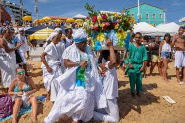 Salvador, Brezilya - 2 Şubat 2019: Brezilya'daki Salvador Bahia'da Yemanja kutlaması sırasında ki insanlar
