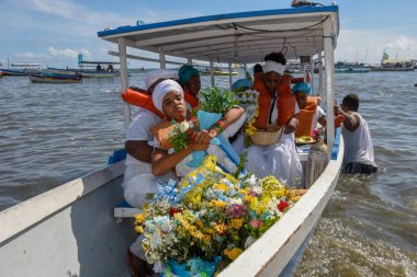 Salvador, Brezilya - 2 Şubat 2019: Brezilya'daki Salvador Bahia'da Yemanja kutlaması sırasında ki insanlar