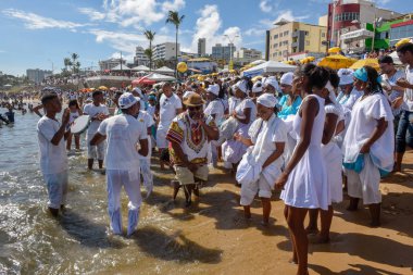 Salvador, Brezilya - 2 Şubat 2019: Brezilya'daki Salvador Bahia'da Yemanja kutlaması sırasında ki insanlar