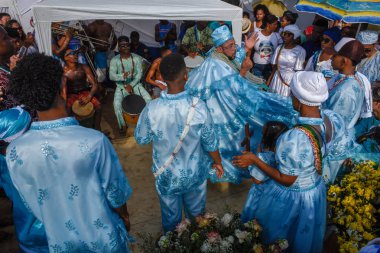 Salvador, Brezilya - 2 Şubat 2019: Brezilya'daki Salvador Bahia'da Yemanja kutlaması sırasında ki insanlar