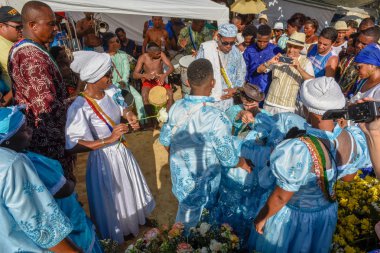Salvador, Brezilya - 2 Şubat 2019: Brezilya'daki Salvador Bahia'da Yemanja kutlaması sırasında ki insanlar