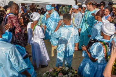 Salvador, Brezilya - 2 Şubat 2019: Brezilya'daki Salvador Bahia'da Yemanja kutlaması sırasında ki insanlar